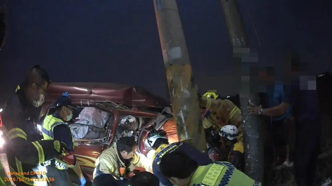 警消人員獲報後迅速趕抵現場,全力搶救受困車內的蔡姓駕駛。(圖/警方提供)