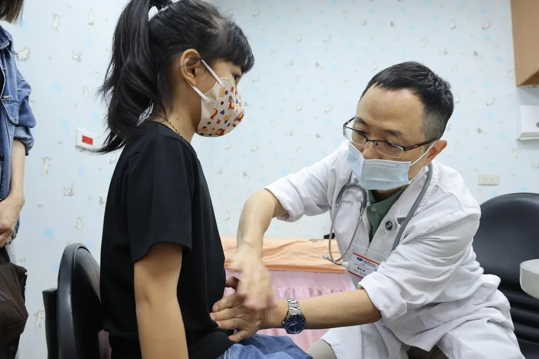 黃小妹因使用抗生素，出現疑似藥物相關的膽結石變化，目前以藥物及定期超音波追蹤為主，後續檢查顯示結石已有些微縮小。（圖／花蓮慈濟醫院）