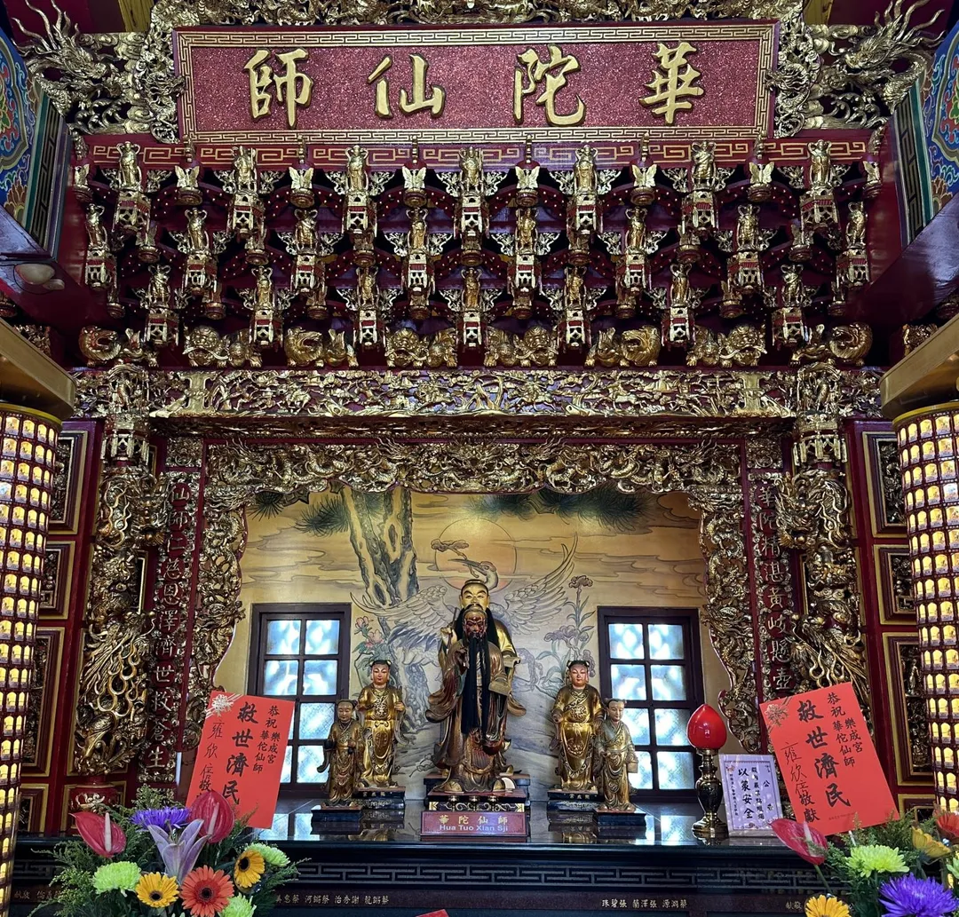 農曆9月初九為重陽節，民俗專家楊登嵙提醒可點華佗燈祈求保佑長輩健康長壽。圖為台中樂成宮奉祀的華佗仙師神像。（圖／楊登嵙提供）