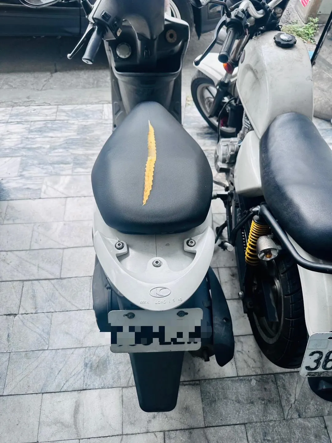 機車坐墊被割破。（圖／翻攝畫面）