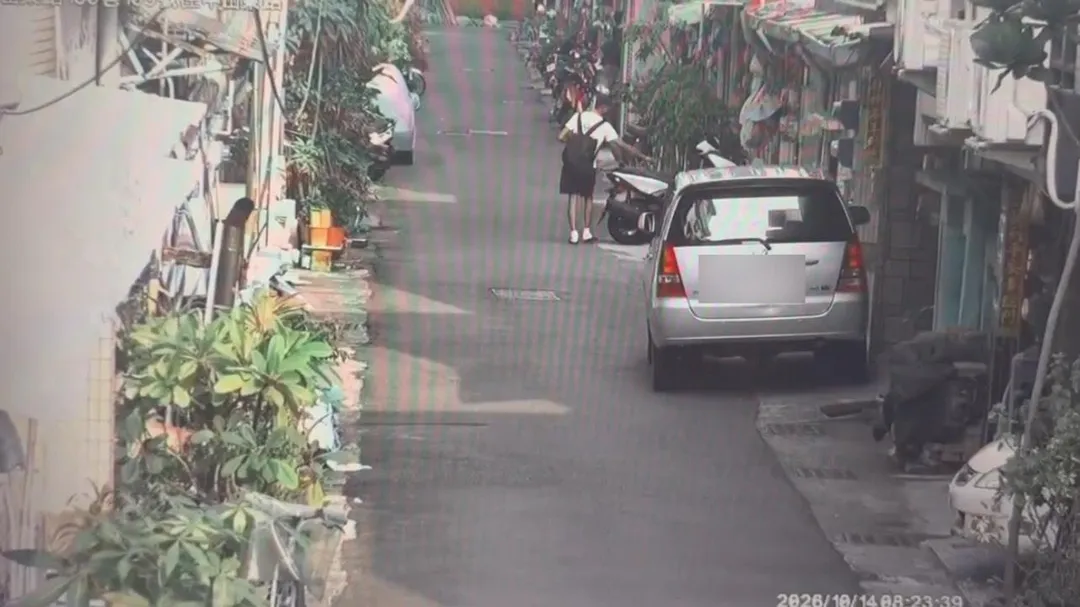 男持水果刀割破停放路旁的機車坐墊。（圖／翻攝畫面）