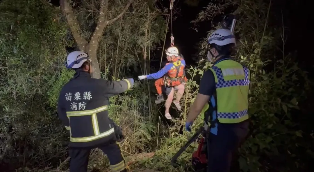 警消到場救援將2人吊掛救起。（圖／翻攝畫面）