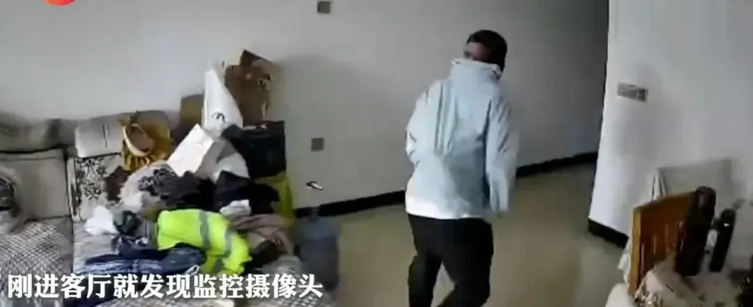 竊賊進客廳看見監視器轉身落跑。（圖／翻攝封面新聞）