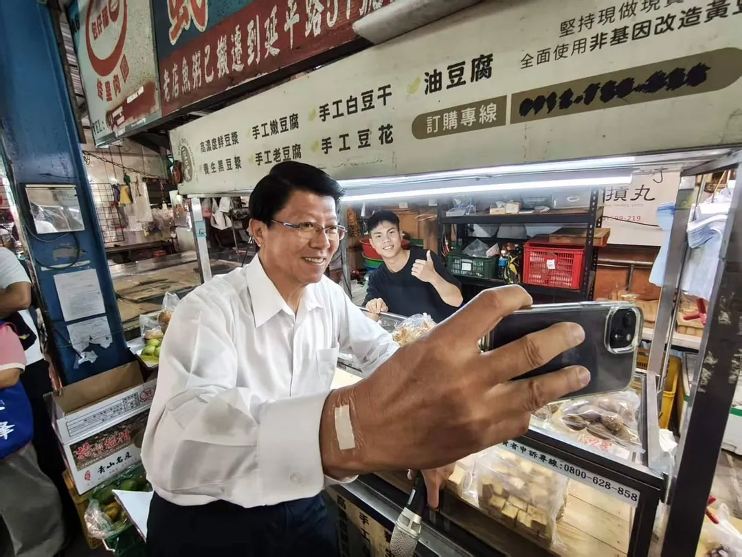 謝龍介前往佳里區中山市場拜票並說明自己未來要提出的政見。（圖／謝龍介服務處提供）