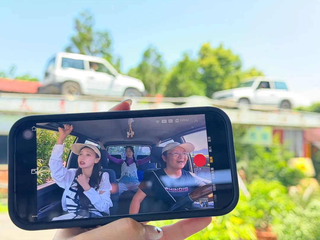 李雅英在車子瞬間加速與甩尾時嚇到花容失色,一度緊握車門扶手求救。(圖/民視提供)