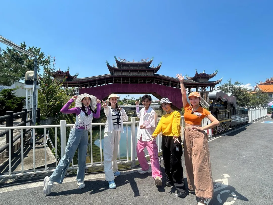 檸檬(左起)、李雅英、阿翔、楊繡惠、賴慧如近日至南投縣集集出外景。(圖/民視提供)