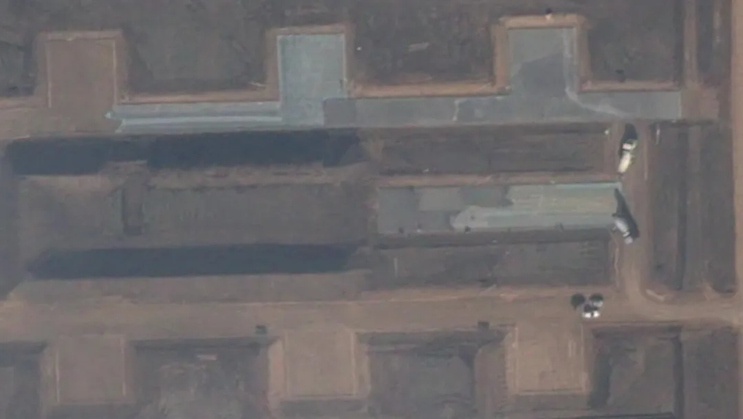 衛星影像顯示，俄羅斯羅斯托夫州米列羅沃附近，一個大型無人機發射場正在建設。（圖／路透社）