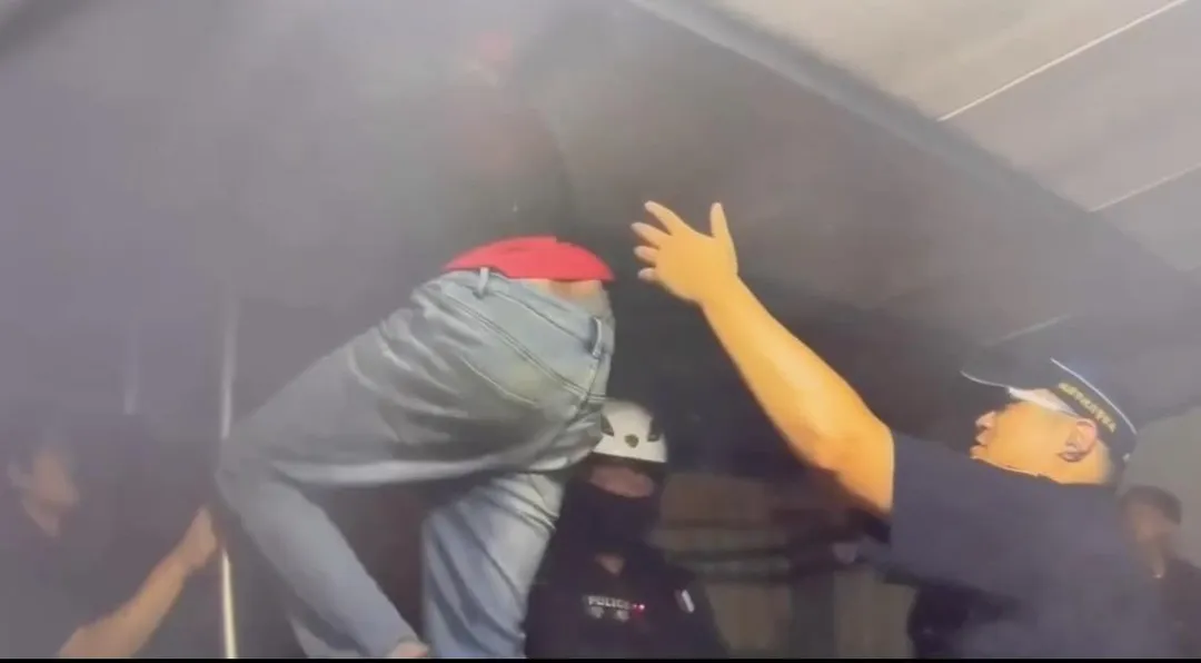男子躲在自家鐵皮屋屋頂遭警方查獲。（圖／翻攝畫面）