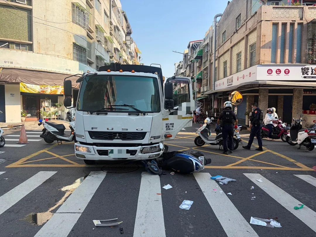 高雄市南光街與天興街事故路口現場,地上一片狼藉。(圖/警方提供)