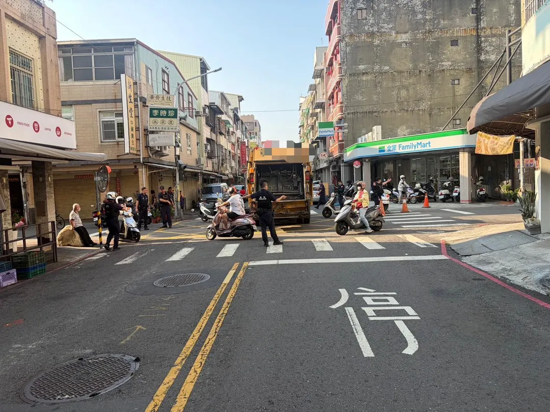 機車與垃圾車於無號誌路口碰撞後,警方到場指揮交通。(圖/警方提供)