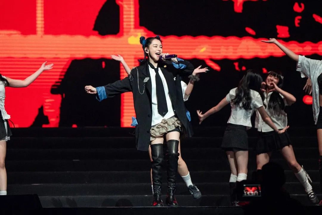 世新大學傑出校友徐若瑄演唱〈敬女人〉，也分享重返校園後補上青春遺憾的心情。（圖／世新大學提供）