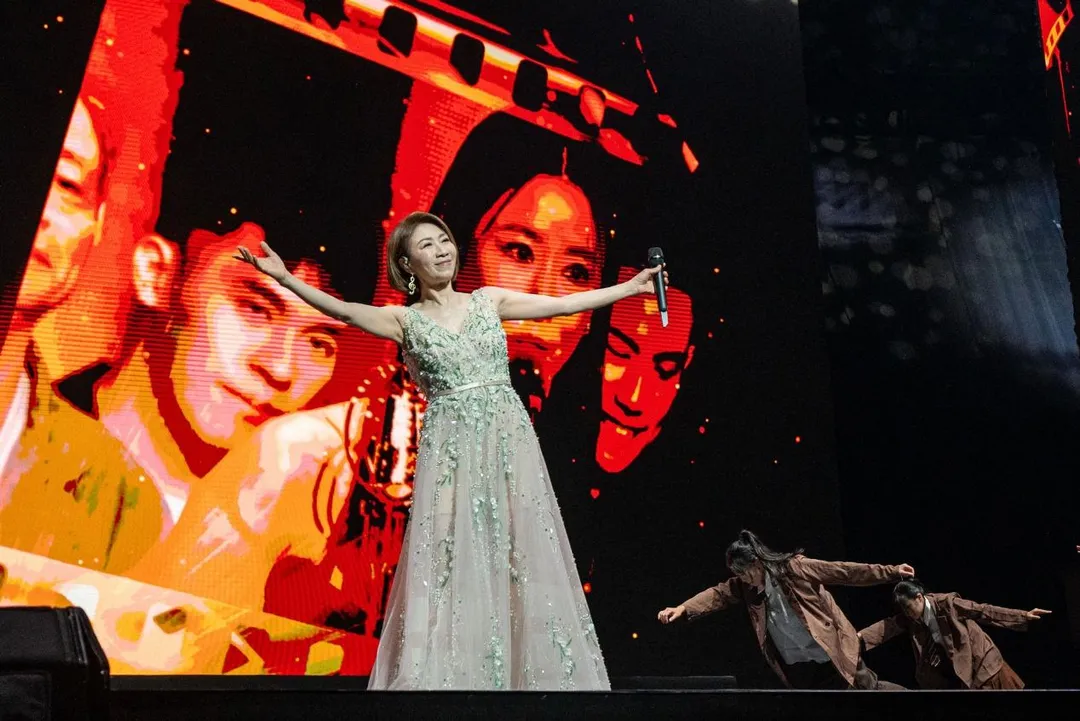 李翊君在世新70校慶小巨蛋之夜演唱〈萍聚〉、〈掌聲響起〉，以歌聲唱出重返學習的人生心情。（圖／世新大學提供）