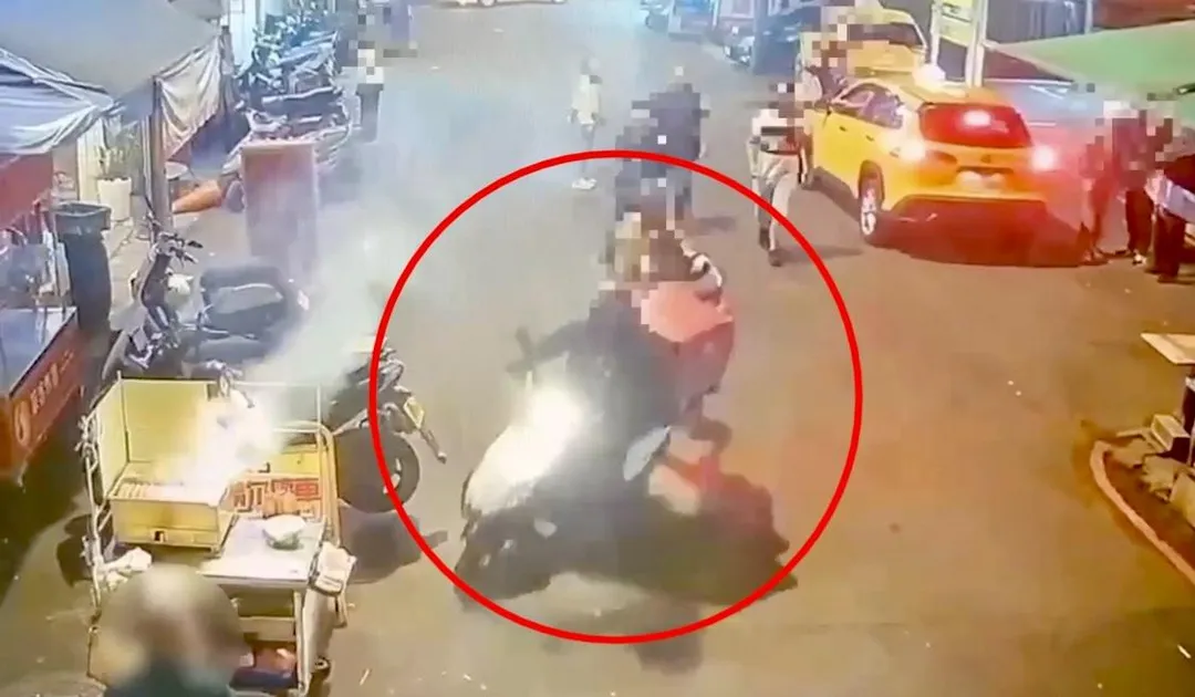 外送員遭4名男子拉下車圍毆。（圖／翻攝畫面）