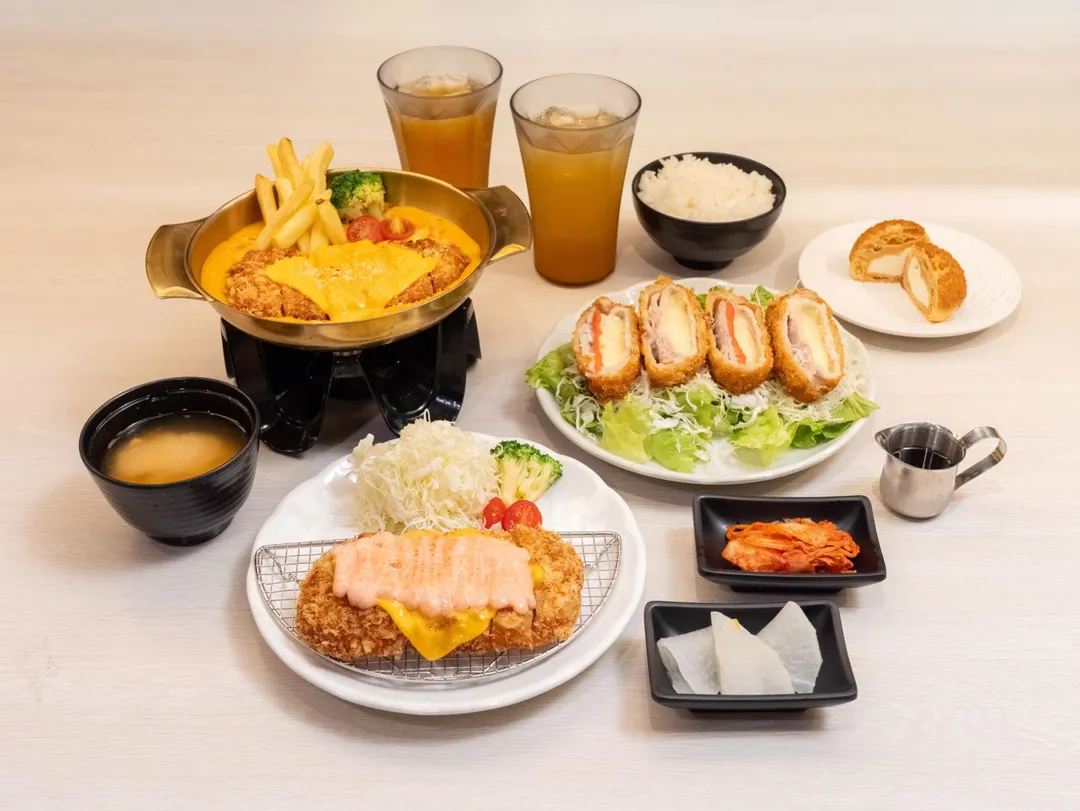 定食8人氣豬排大變身,10月15日起將招牌豬排搭配最療癒的起士組合,推出三款起士豬排。(圖/定食8提供)