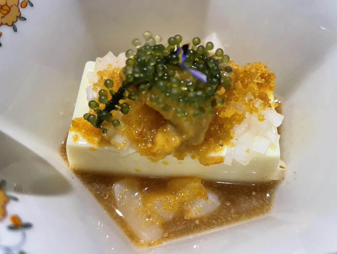 日本海膽烏魚子粉豆腐。（圖／黃宏輝提供）