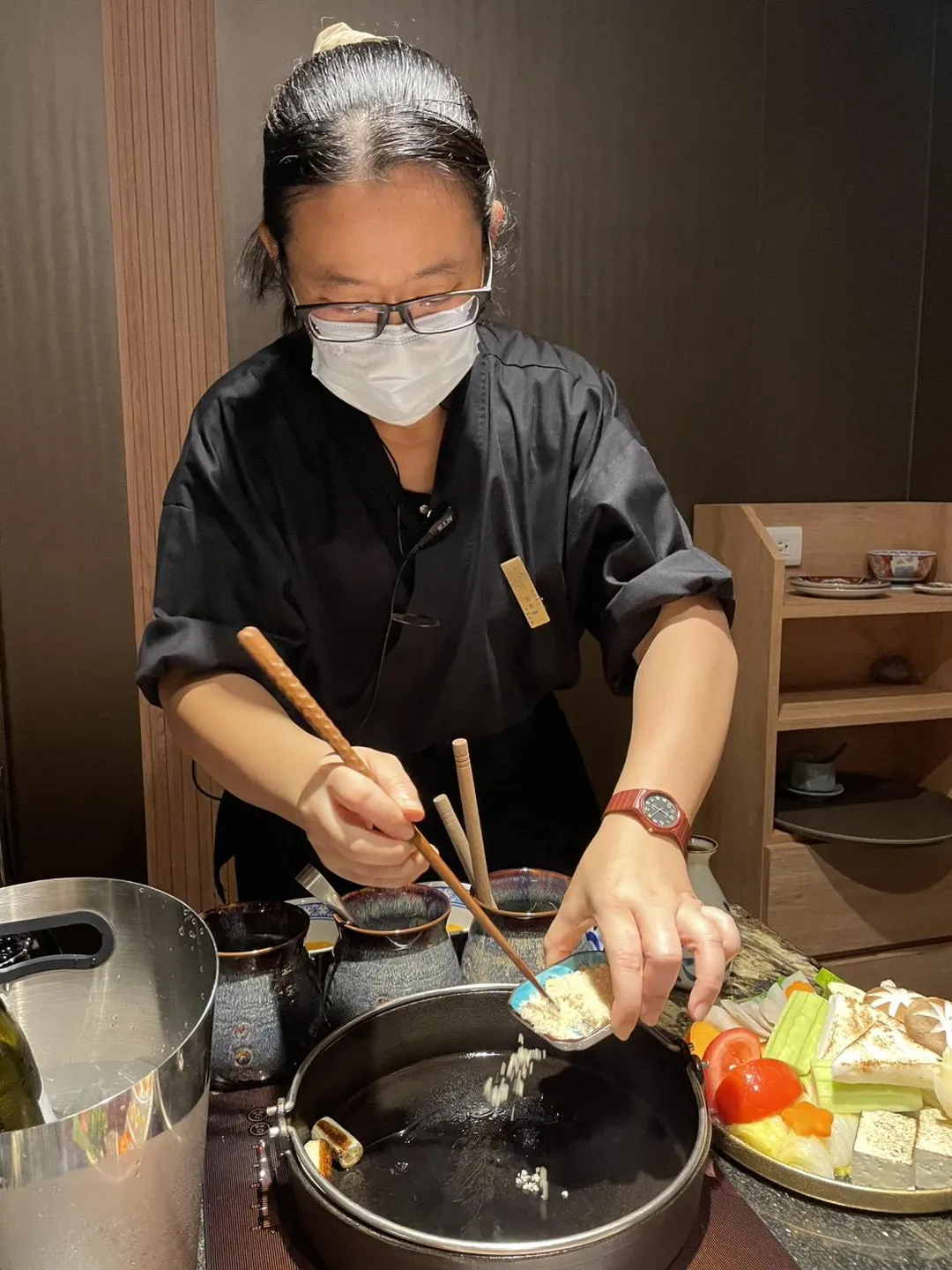服務人員下三溫糖。（圖／黃宏輝提供）