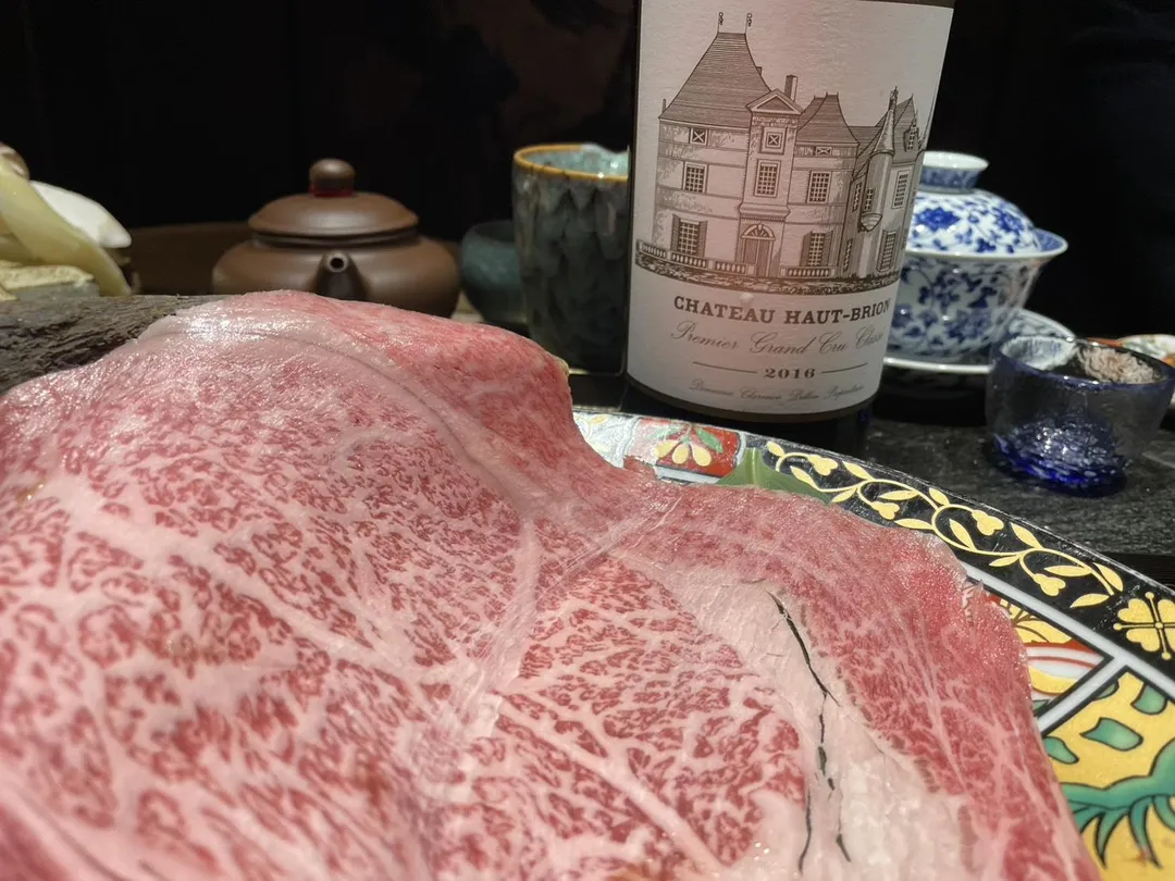 搭米沢牛的滿分年份Haut Brion。（圖／黃宏輝提供）
