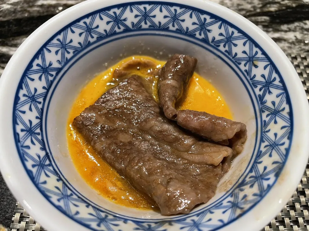 沾生食級雞蛋液。（圖／黃宏輝提供）