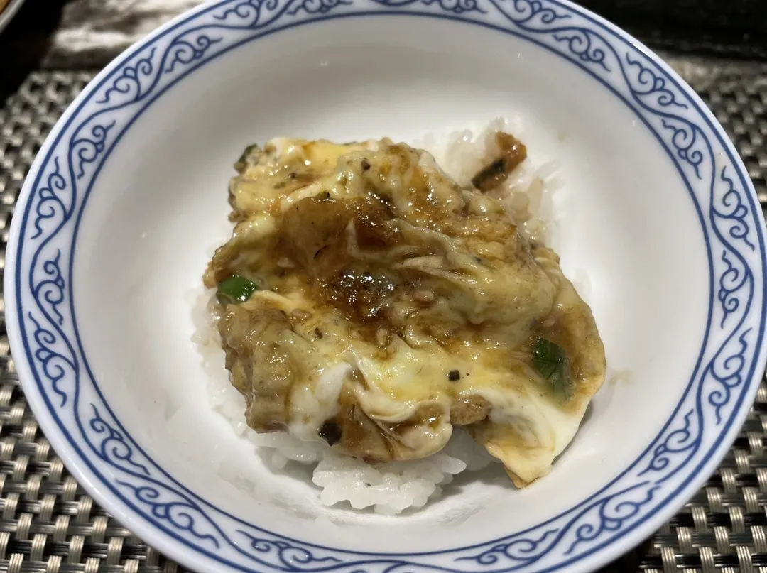 松露滑蛋蓋飯。（圖／黃宏輝提供）