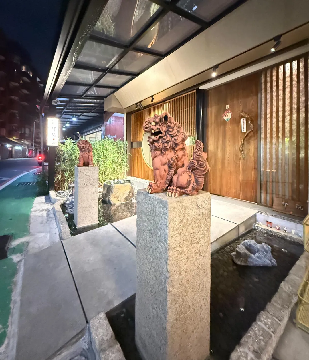 退讓出的前庭。（圖／黃宏輝提供）