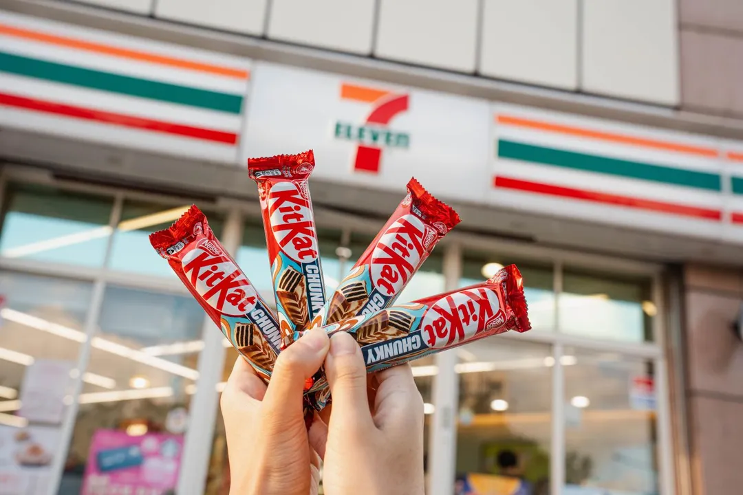 「黑白巧風味奇趣威化」於7-ELEVEn限定販售；「KitKat迷你威化繽紛組」則於好市多限定販售。（圖／雀巢提供）