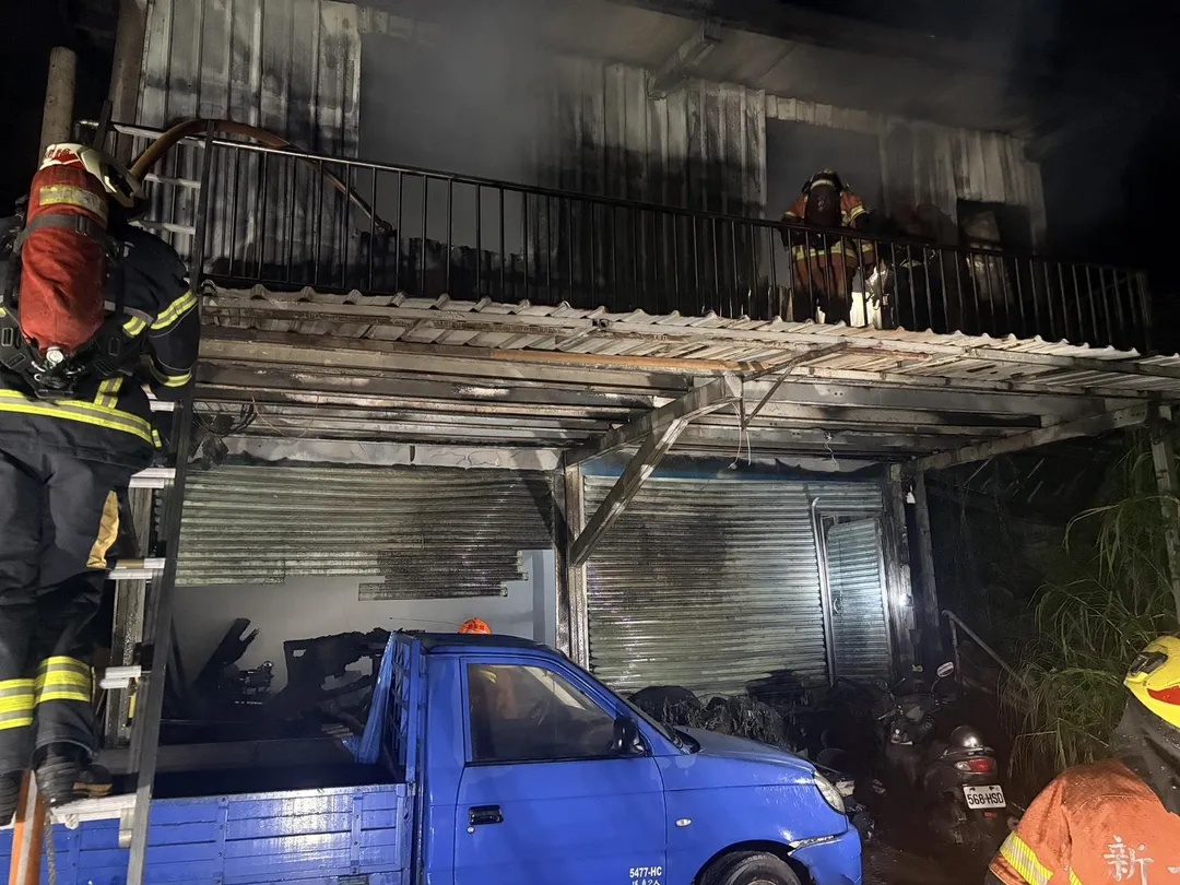 新北市三峽區紫微路一處宮廟旁2層樓鐵皮屋發生火警。(圖/警方提供)