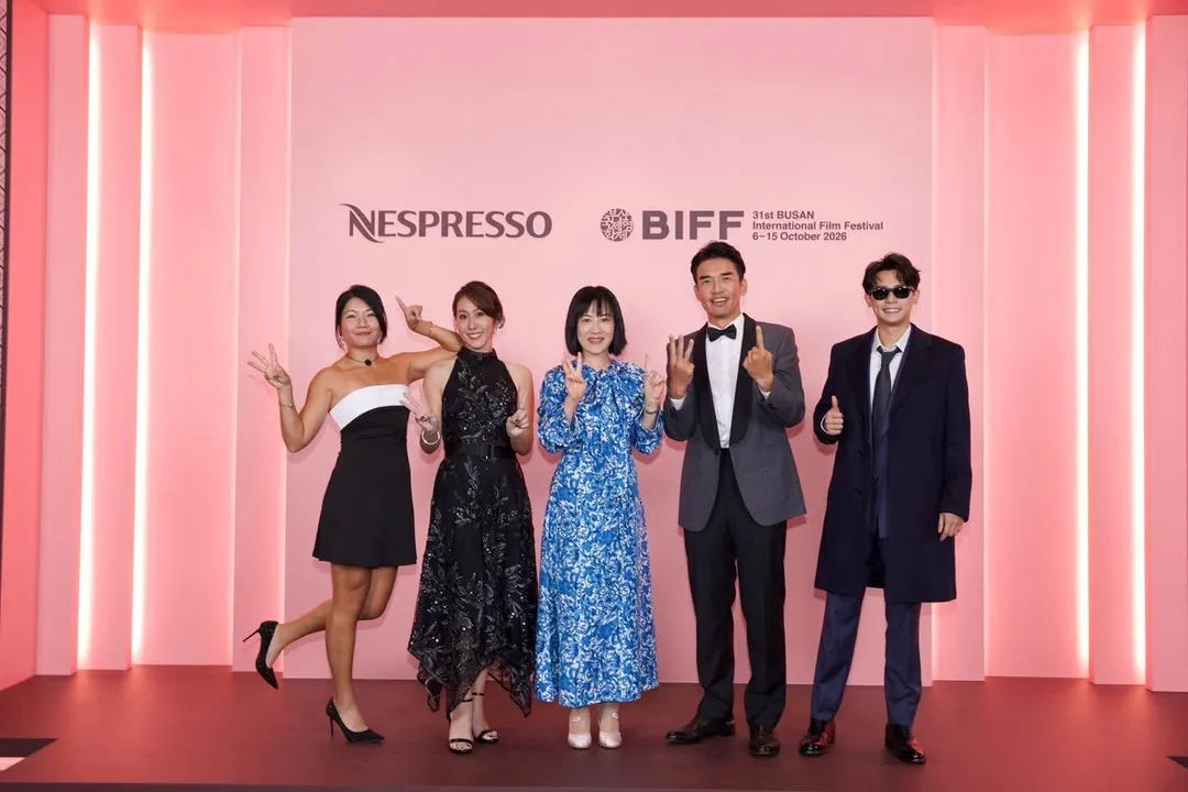 《有用的人》製片人 林佳儒（左起）、演員張詩盈、導演李芸嬋、演員楊一展、謝展榮11日盛裝亮相釜山國際影展。（圖／翻攝有用的人 臉書）