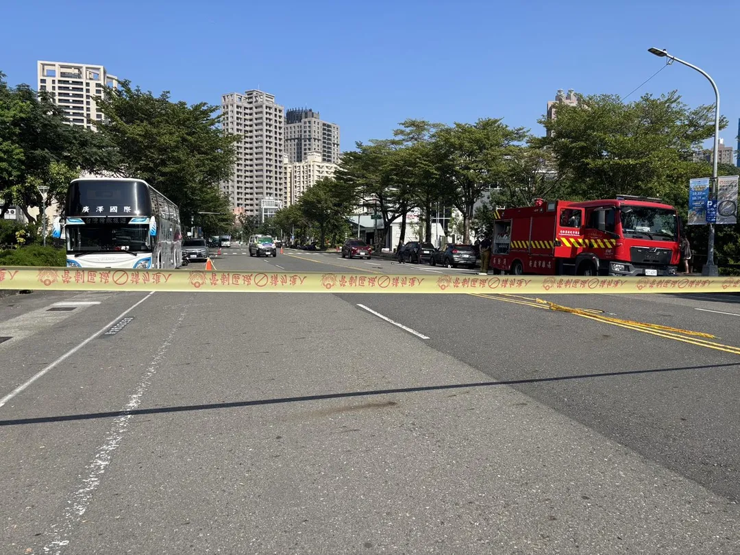 十全三路與德育街口發生火燒車2命事故，現場拉起封鎖線採證。（圖／警方提供）