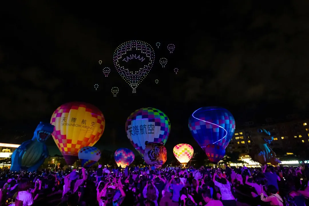 台南熱氣球派對規劃光雕秀、無人機展演及特色市集，邀請民眾週末到場同樂。（（圖／台南市政府）