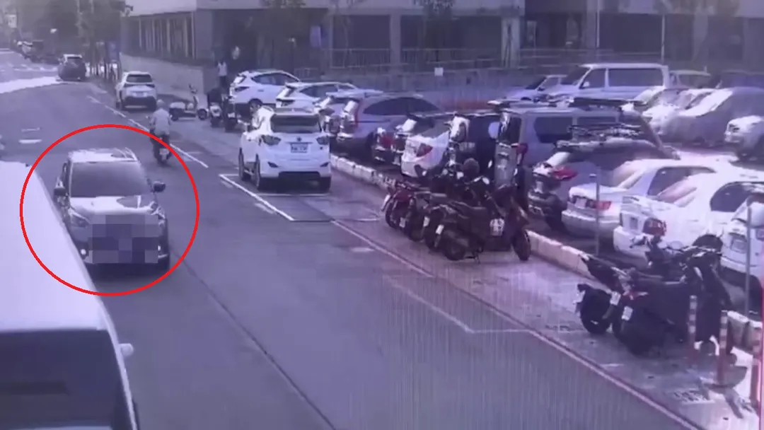 警方調閱沿線監視器，全面釐清車輛停放時間與事發經過，紅圈處為事故車最後身影。（圖／警方提供）
