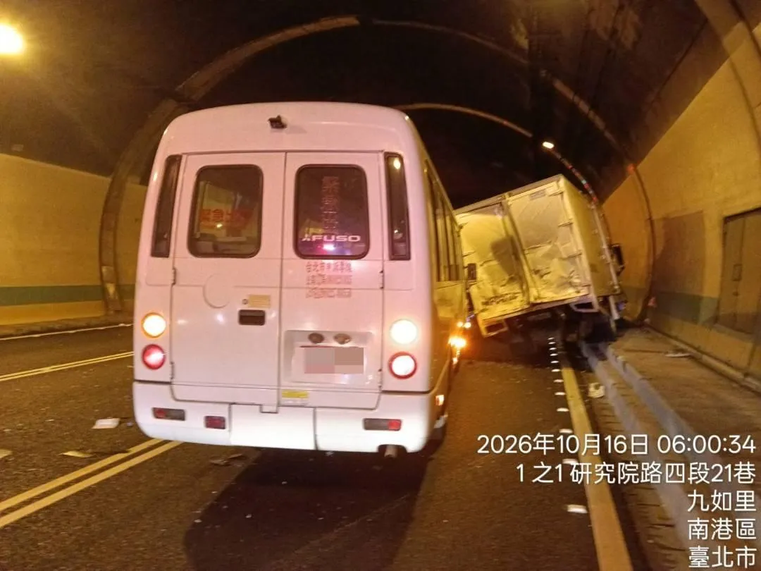 國道3號南向18.7公里福德隧道發生4部車輛連環追撞事故。（圖／警方提供）