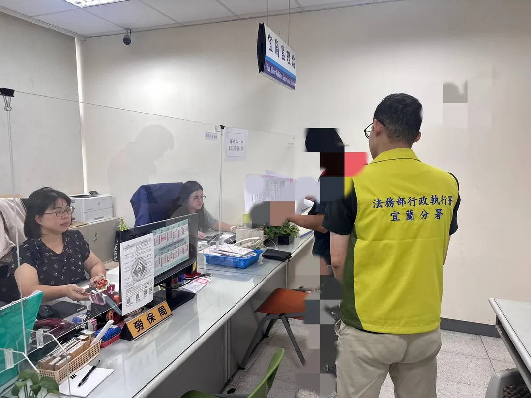 宜蘭電器行老闆欠繳交通罰鍰及勞健保費，貨車遭查封後辦理分期。（圖／宜蘭分署）