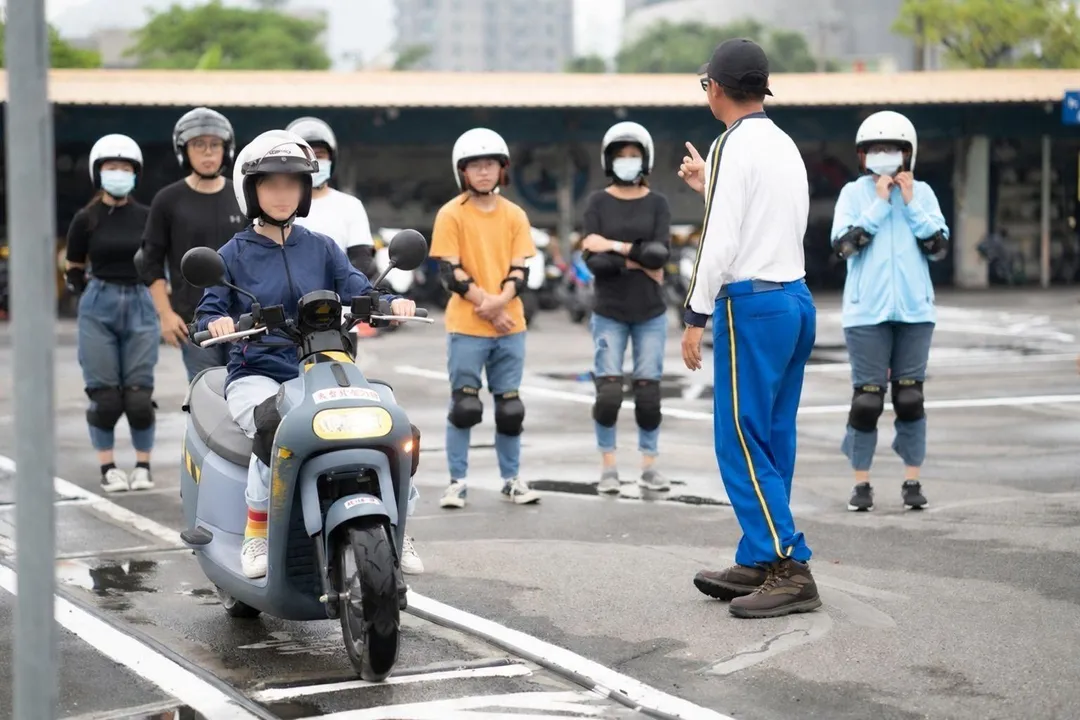 台灣順豐連續五年投入交通公益，今年贊助超過百位民眾參與機車駕訓，強化安全騎乘及防禦駕駛觀念。（圖／台灣順豐提供）