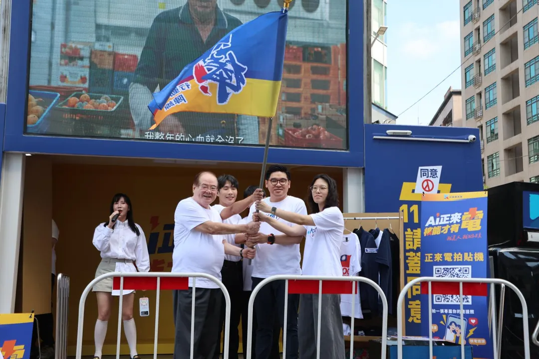 國民黨公投宣講青年下鄉助講團今天成軍，由李乾龍授旗。(圖/國民黨提供)
