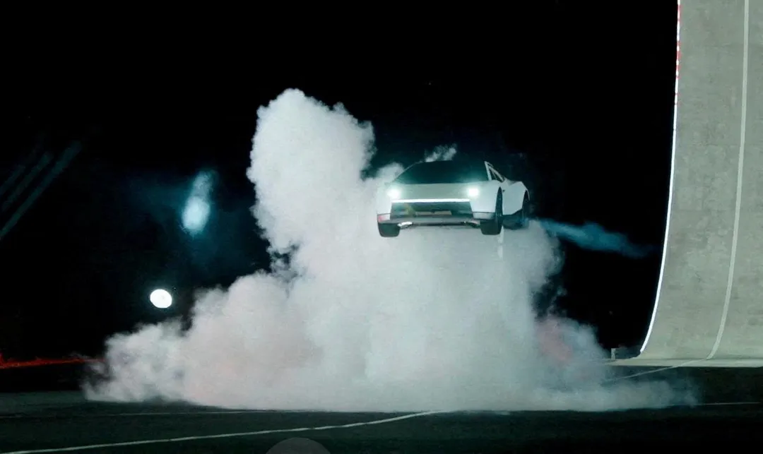 特斯拉Roadster「Rocket」款採單座設計，官網註明尚未核准在公共道路使用。（圖／路透社）