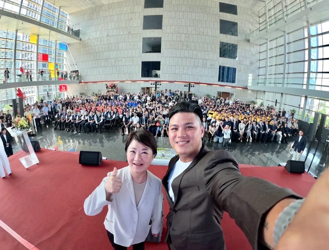 台中市長盧秀燕合體旅美棒球好手李灝宇出席台灣超巨蛋簽約儀式（攝自盧秀燕臉書）