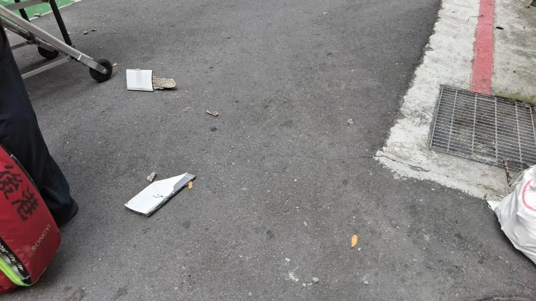 台北市北投一棟民宅磁磚崩落。（圖／翻攝畫面）