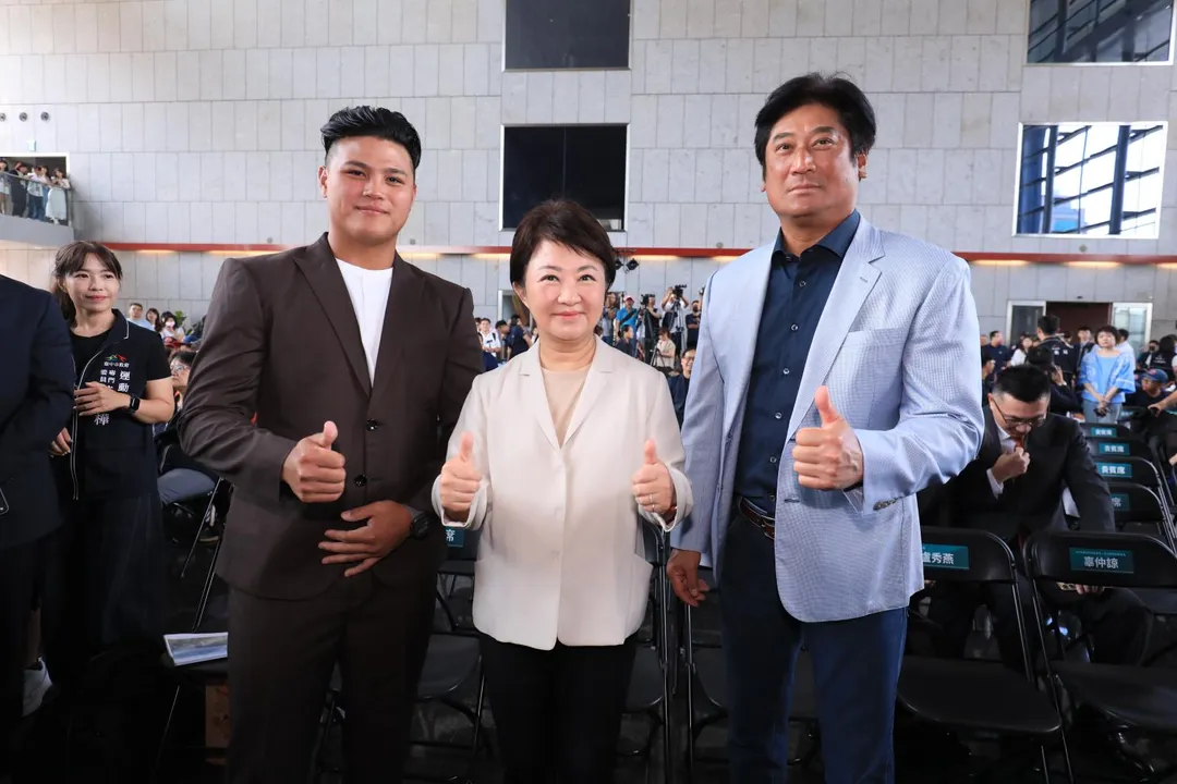 台中市長盧秀燕（中）合體旅美棒球好手李灝宇（左）亞洲棒球總會會長辜仲諒（右）出席台灣超巨蛋簽約儀式（台中市政府提供）