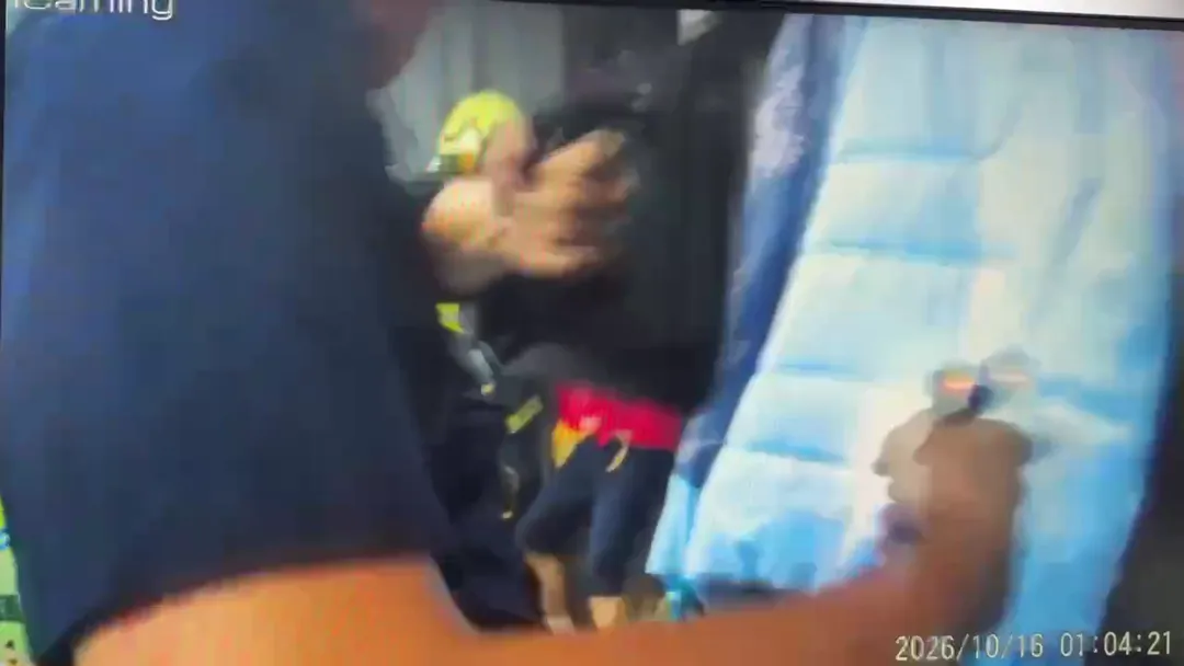 警方破門進入逮到在窗口焚衣的陳男。（圖／警方提供）