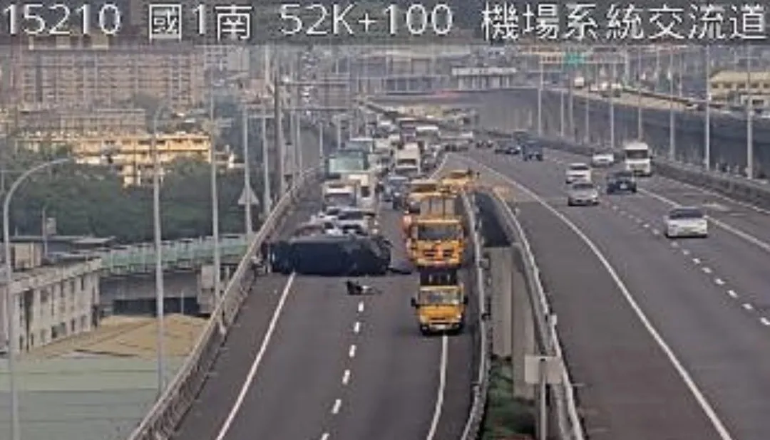國道1號賓士車撞緩撞車造成壅塞回堵。（圖／翻攝自國道公路即時網）