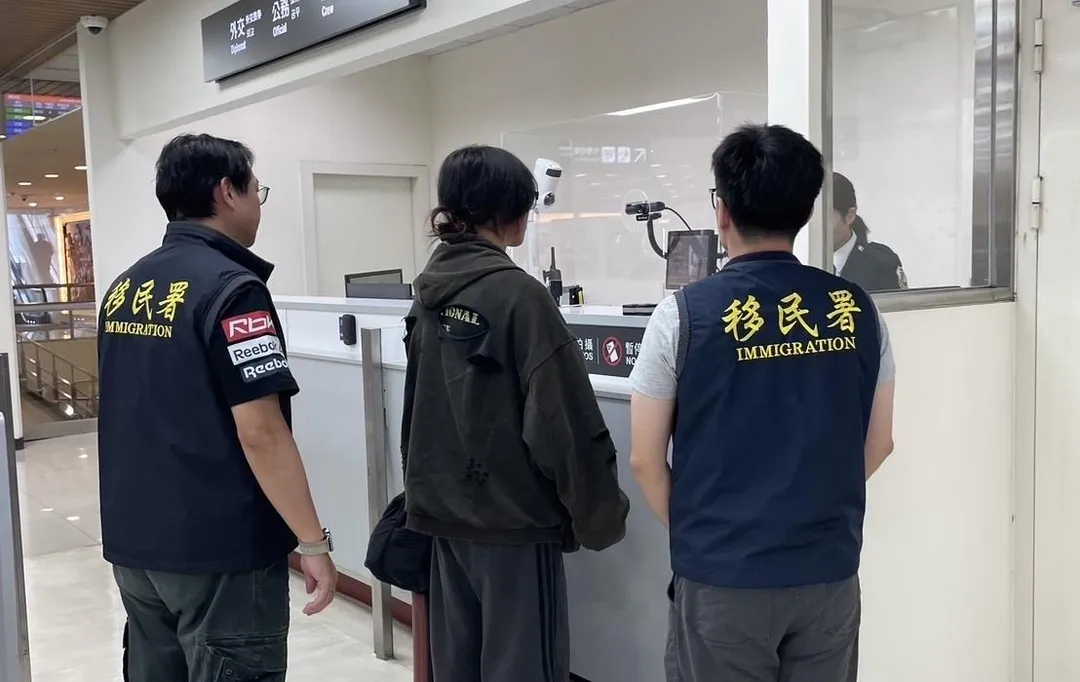 交換生王男被移民署人員帶往機場驅逐出境。（圖／翻攝畫面）