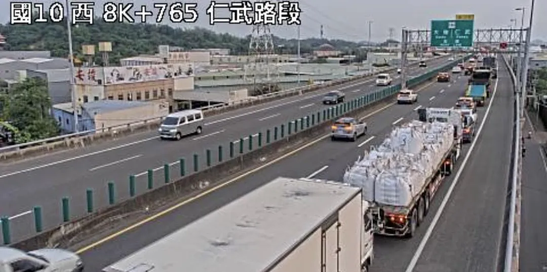 國道10號仁武段出口發生追撞車禍。（圖／翻攝自國道公路即時網）
