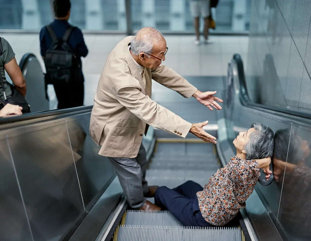 今年2月，台北市一名年逾60的劉姓退休教授在忠孝復興捷運站見義勇為攙扶跌倒婦人卻挨告，近日經法官從中調解，雙方最終以11萬元達成和解。（示意圖／AI生成）