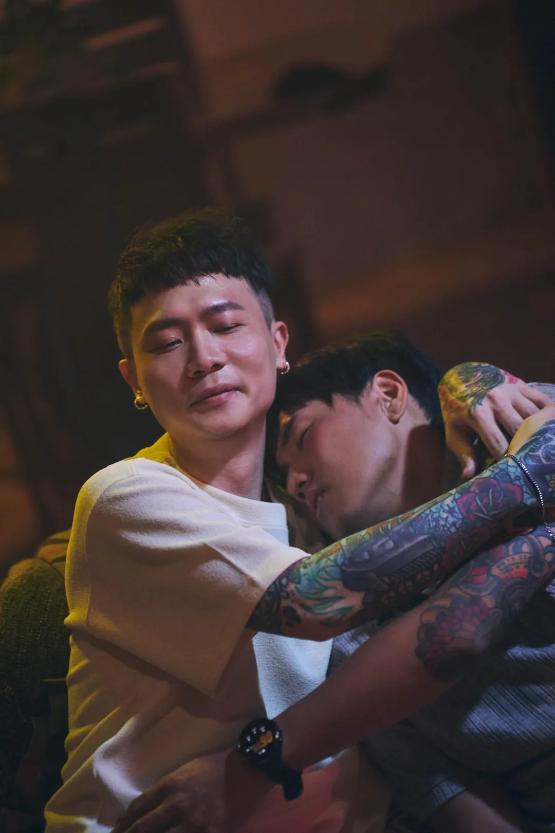 洋蔥（右）在MV裡，飾演因為失戀而成天借酒澆愁的男子。（圖／相信音樂 提供）