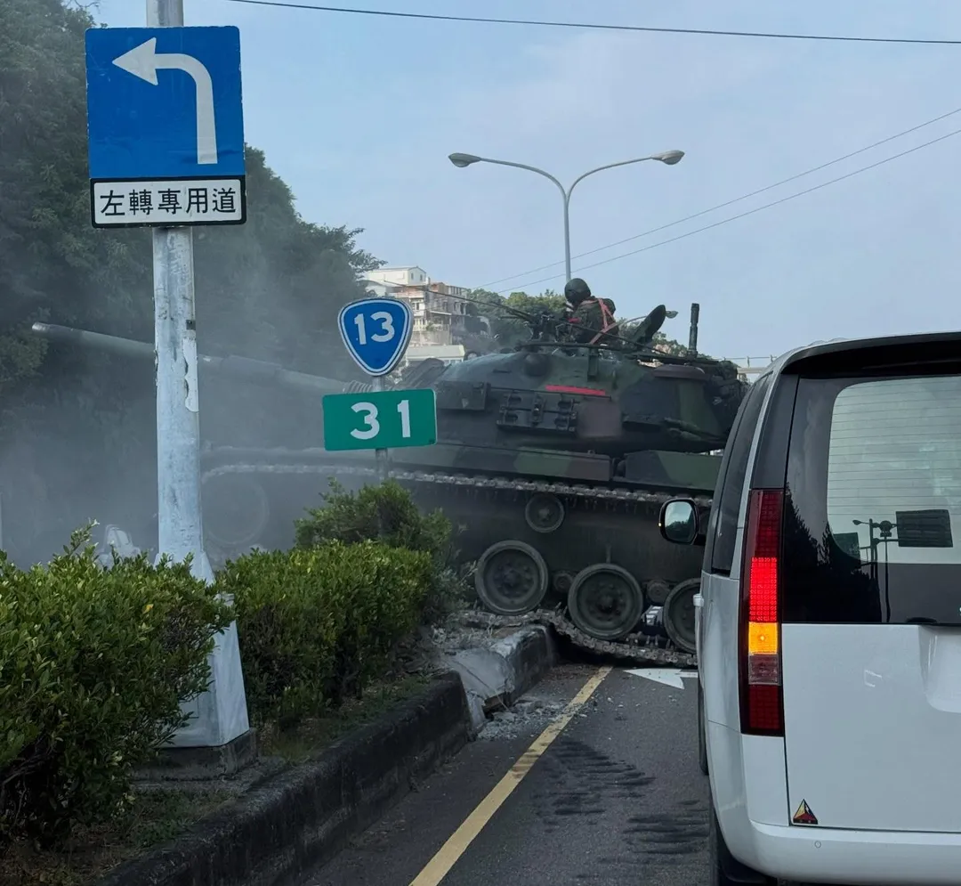 該輛國軍坦克幾乎壓碎分隔島。（圖／Threads@johnson222222授權提供）