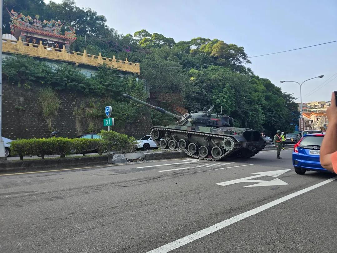 苗栗縣台13線台苗路段16日下午3時30分許發生國軍CM11戰車撞上中央分隔島事件。（圖／Threads@willlin.1授權提供）