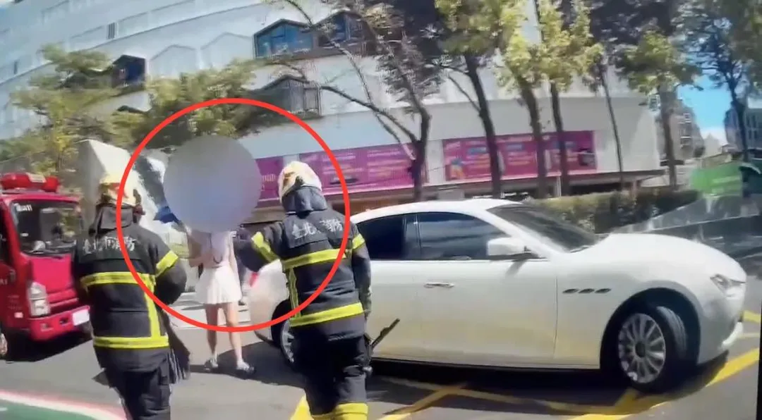 女子急著下車幫身障人士推輪椅卻被狗兒反鎖車外。（圖／翻攝畫面）