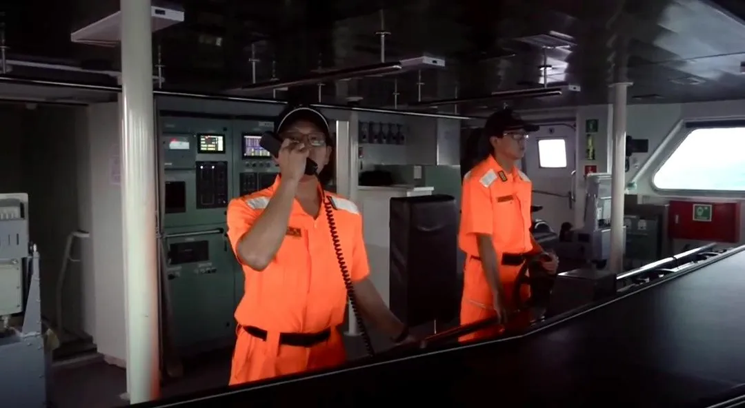 海巡艦艇人員廣播驅離。（圖／翻攝畫面）