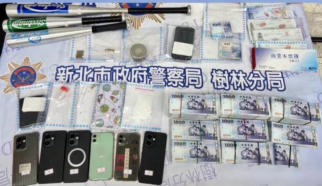 警方查扣贓證物及200萬現金。（圖／翻攝畫面）