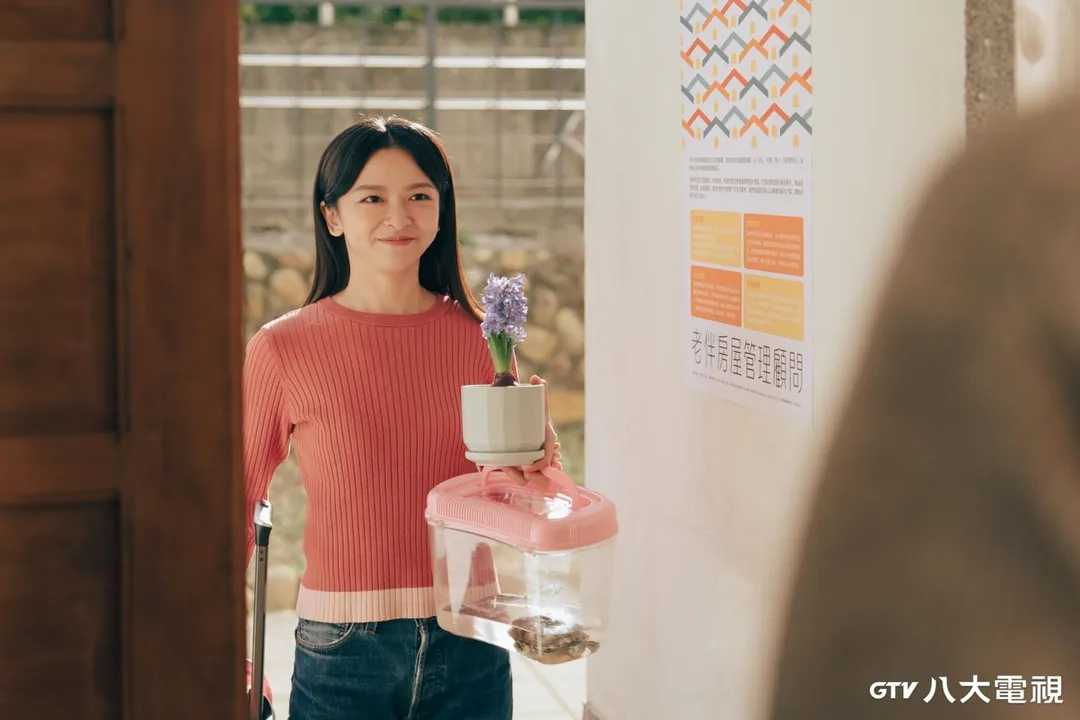 職人輕喜劇《人生只租不賣》將開播，女主角陳姸霏戲裡學習房管工作。（圖／八大電視 提供）